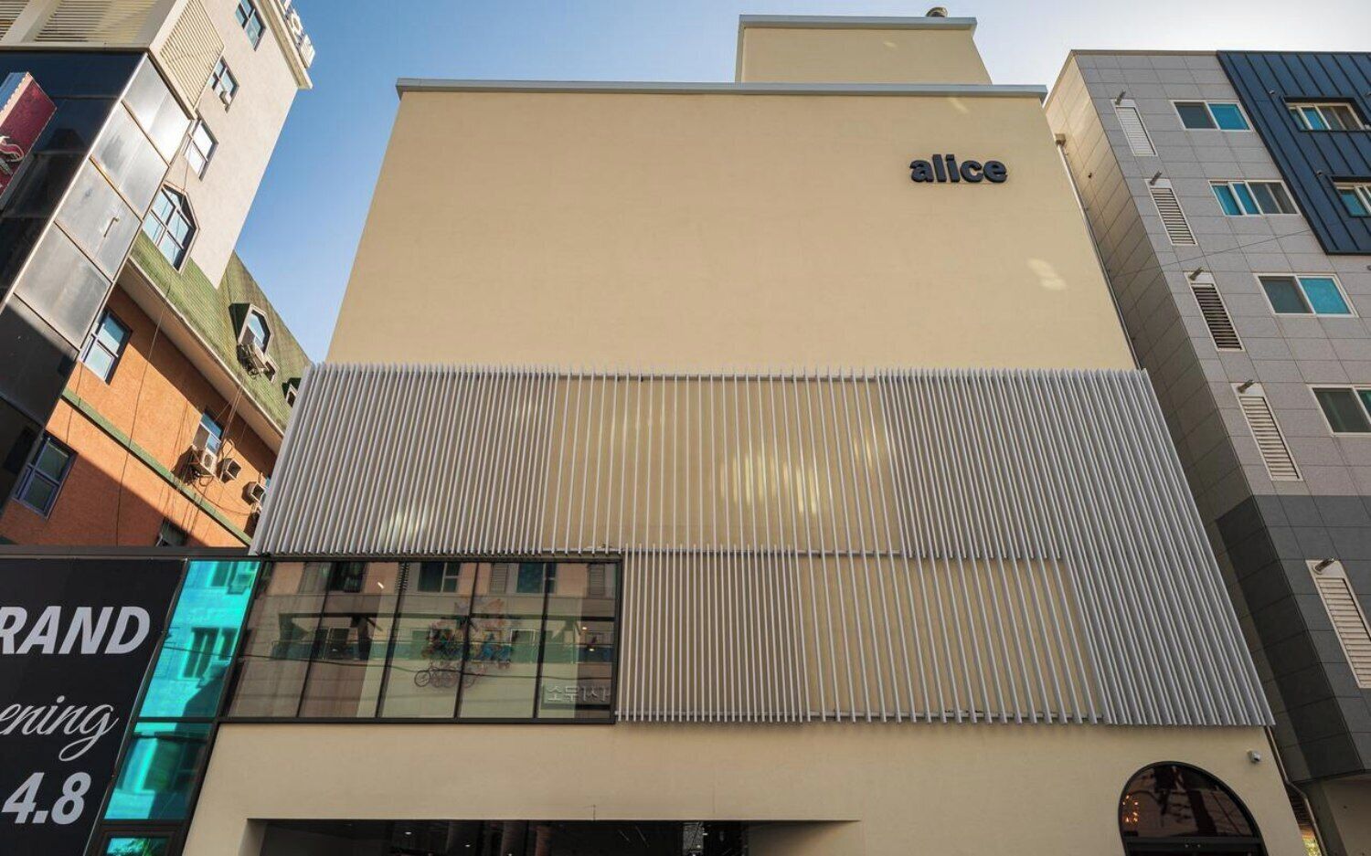 Un edificio con un letrero que dice 'alice' en la fachada.