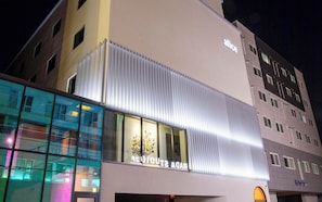Un edificio con un letrero que dice 'RADO STUDIO' y una entrada visible.