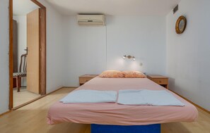 2 bedrooms, free WiFi - Stunning home in Karlobag with WiFi (Karlobag)