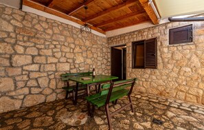 Outdoor dining - Stunning home in Karlobag with WiFi (Karlobag)