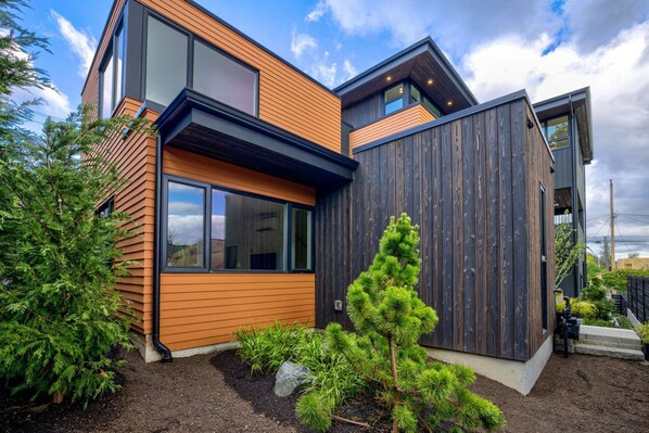 Exterior - Secret Hideaway - New Custom Built Home (Seattle)