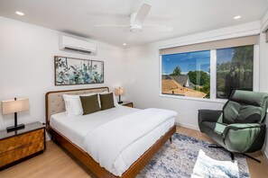 1 bedroom, iron/ironing board, WiFi, bed sheets - Secret Hideaway - New Custom Built Home (Seattle)