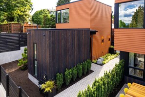 Exterior - Secret Hideaway - New Custom Built Home (Seattle)