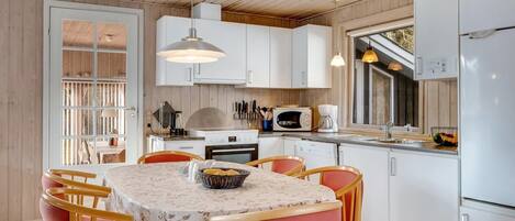 ثلاجة، ميكروويف، غسالة أطباق، مستلزمات طهي/أطباق/أوعية