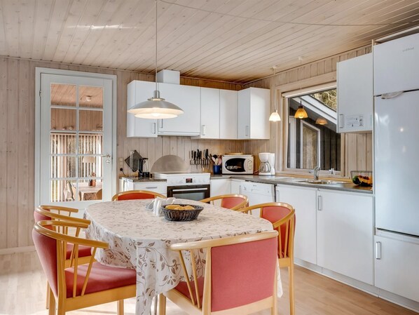 Kühlschrank, Mikrowelle, Geschirrspüler, Kochgeschirr/Geschirr/Besteck