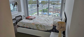 Spacious 3 bed/2 full bath/2 car space and 5 minutes walk from train station