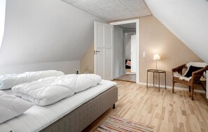 5 bedrooms, travel cot, free WiFi - Beautiful home in Juelsminde with sauna (Juelsminde)