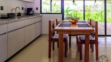 Villa, 2 habitaciones, vista al jardín | Comedor