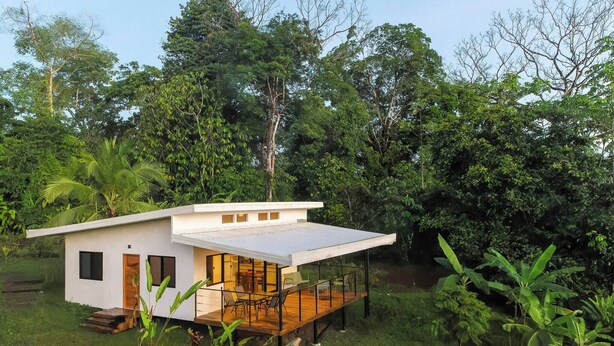 A modern house with a flat roof, a balcony, and a small deck. - Villa Bruno - Terrace - Jungle - Birdwatching (Puerto Jiménez)