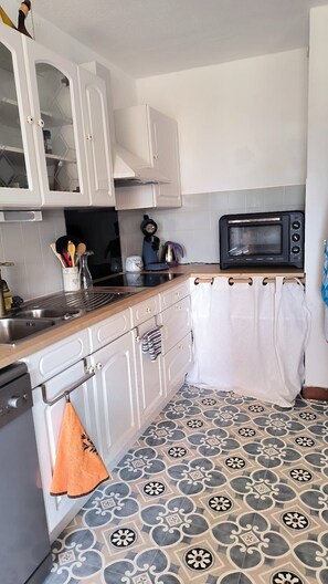 Fridge, microwave, oven, dishwasher