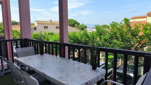 Outdoor dining - St Cyprien modern, air-conditioned, perfect for your vacation (Saint-Cyprien)
