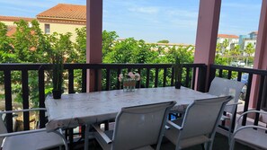 Outdoor dining - St Cyprien modern, air-conditioned, perfect for your vacation (Saint-Cyprien)
