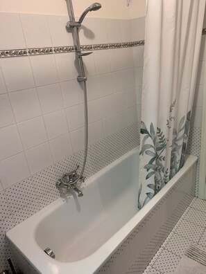 Douche, sèche-cheveux, bidet, serviettes fournies