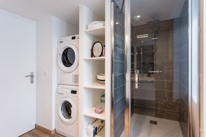 Douche, séchoir à cheveux