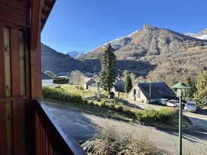 A mountain village with traditional houses, a clear sky, and a prominent mountain in the background. - Joli duplex 5P. Parking & balcon (Cauterets)