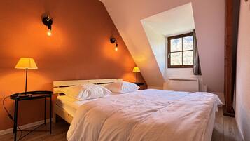 1 chambre, fer et planche à repasser