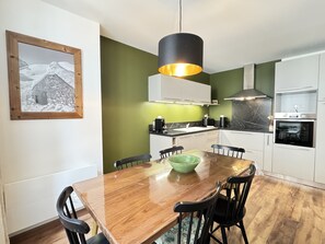 Fridge, oven, dishwasher, coffee/tea maker