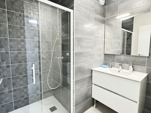 Shower, hair dryer - Bel apt 85m2 8P. Parking. Balcon (Cauterets)