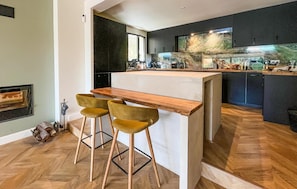 Fridge, microwave, oven, stovetop - 4 bedroom beautiful home in Les Baux-de-Provence (Les Baux-de-Provence)