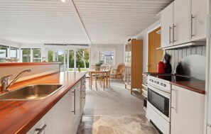 Réfrigérateur, plaque de cuisson, lave-vaisselle, cafetière/bouilloire