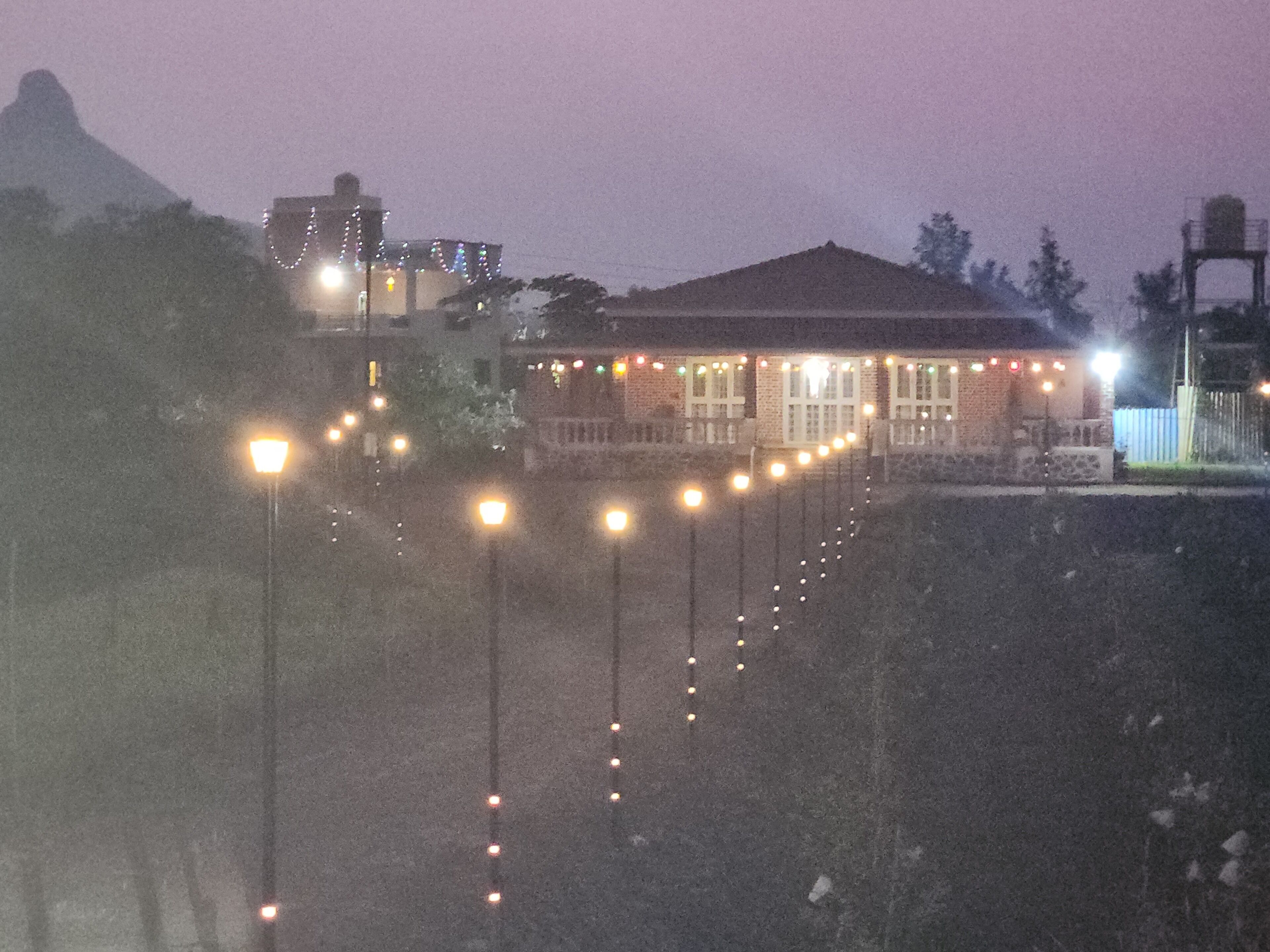 Fachada de la propiedad por la tarde o noche