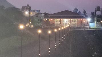 住宿正面 (夜晚)