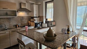 Una cocina moderna con encimeras de granito, electrodomésticos de acero inoxidable y una isla grande con un bol.