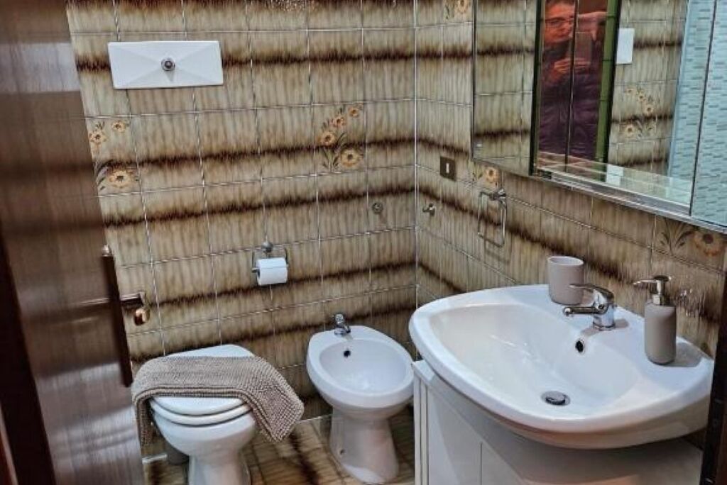 Un bany amb bidet, vàter i rentapisa.