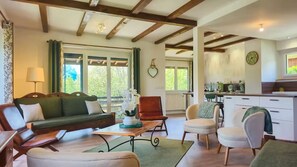 Living area - Welcoming chalet for 10/12 people in a quiet area close to the town center (Embrun)