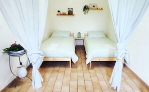 2 bedrooms, iron/ironing board, travel crib, bed sheets - Experience authentic Abruzzo! Fedora's House in Capestrano, your ideal retreat. (Capestrano)