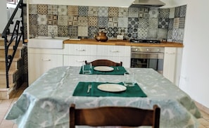 Geladeira, fogão, cooktop, cadeirão de bebê