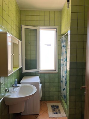 Suihku, bidee, saippua, vessapaperi