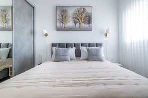 Iron/ironing board, travel cot, WiFi, bed sheets