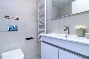 Dusche, Haartrockner, Handtücher
