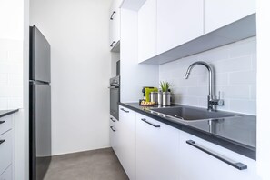 Kühlschrank, Mikrowelle, Ofen, Herdplatte