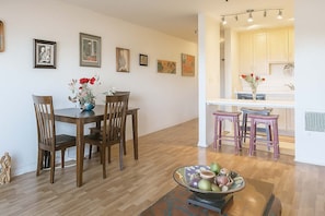 Dining - @ Marbella Lane - Bayfront Bliss|Sunset Views+Pool (San Diego)