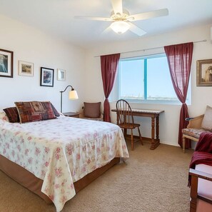 1 bedroom, desk, iron/ironing board, travel cot - @ Marbella Lane - Bayfront Bliss|Sunset Views+Pool (San Diego)