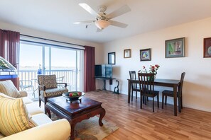 TV, books, offices - @ Marbella Lane - Bayfront Bliss|Sunset Views+Pool (San Diego)