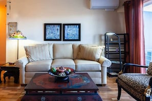 Fernseher, Bücher, Arbeitsbereiche