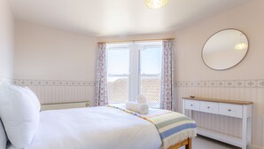 2 bedrooms, iron/ironing board, free WiFi, bed sheets - Marine Park (No 12) | Elie (Elie)