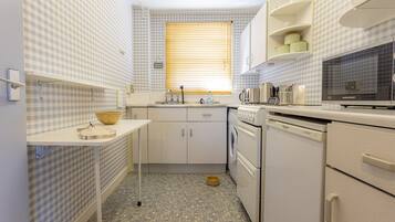 Jääkaappi, uuni, leivänpaahdin, keittoastiat/astiat/ruokailuvälineet