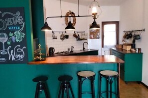 Kühlschrank, Ofen, Herdplatte, Wasserkocher