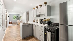 Fridge, microwave, oven, stovetop - Casa Loba - Vagones del Río (Rincón)