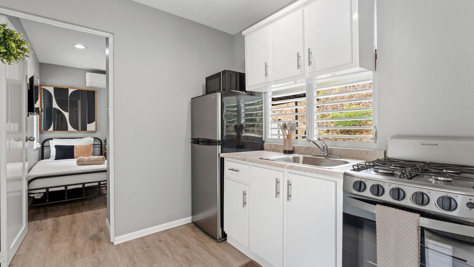 Refrigerador, microondas, horno y parrilla de estufa 