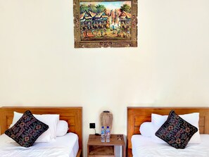 Kahden hengen deluxe-huone (kaksi sänkyä), parveke, näköala mäelle | Työpöytä