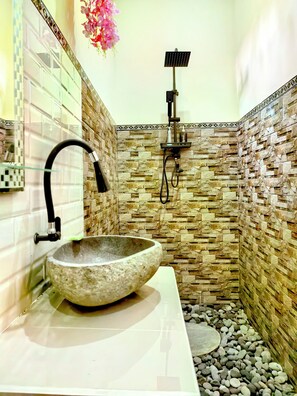 Deluxe Double Room, Balcony | Bathroom | Shower, hair dryer, slippers, towels - Karma Mimba (Padangbai)
