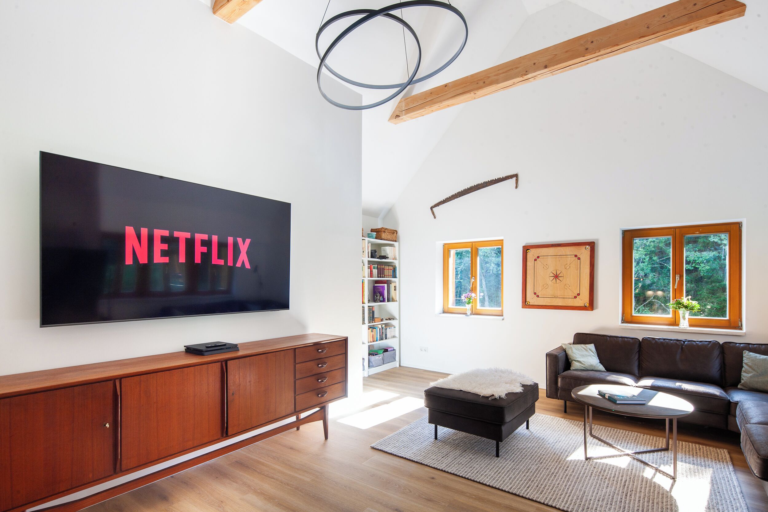 Smart-TV, Kamin, Videospiele, DVD-Player