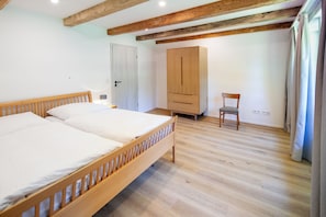 3 habitaciones, escritorio, tabla de planchar con plancha y wifi gratis