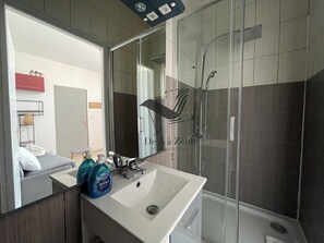 Douche, sèche-cheveux, serviettes fournies