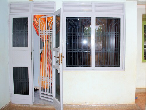 Tenzi BnB, 4-bedroom home,parking,fulkitchen, breakfast clean, secure, Free WiFi